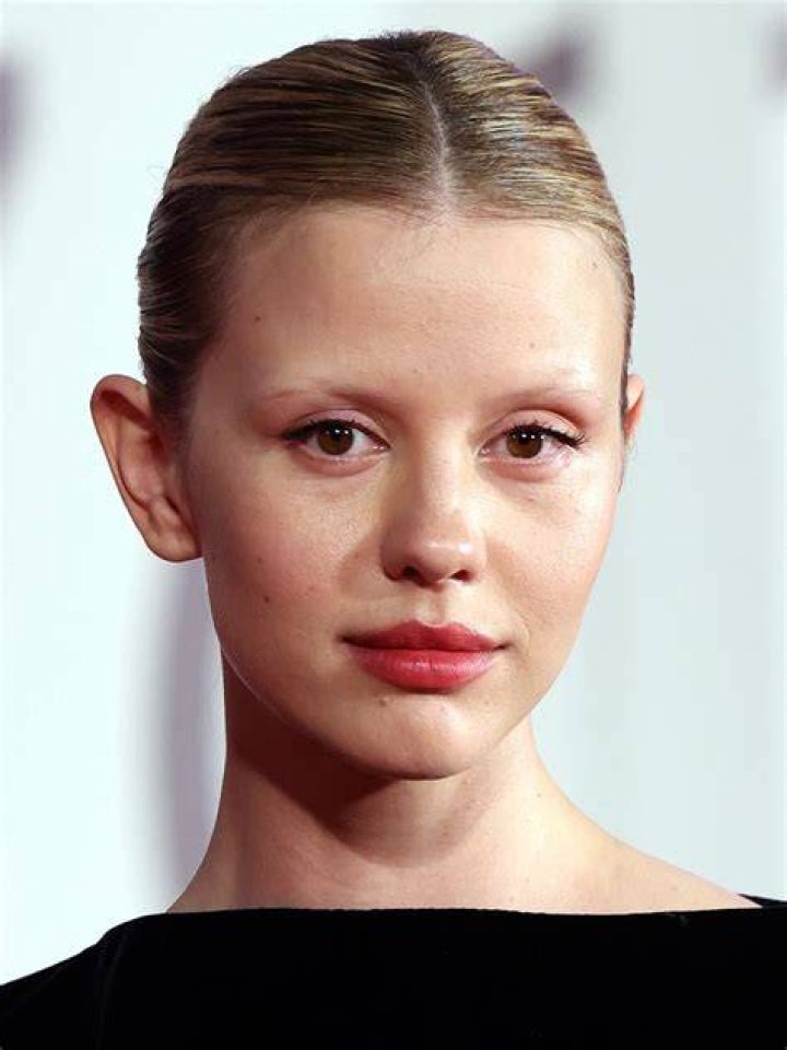 Why Does Mia Goth Have No Eyebrows? Do They Have A Child?